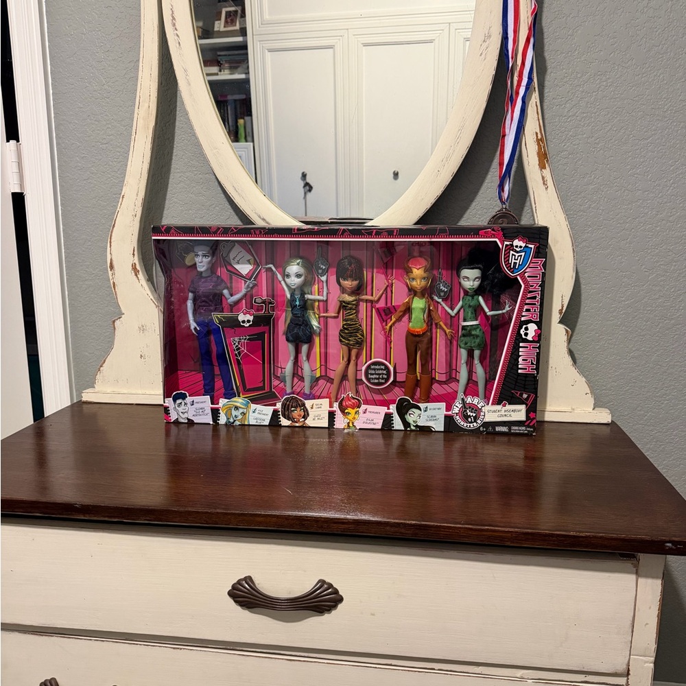 monster high doll set with bright pink packaging